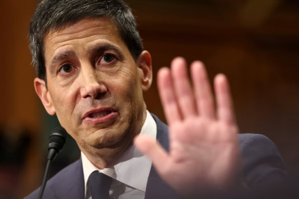 Ông Kevin Warsh điều trần trước Ủy ban Tài chính của Thượng viện Mỹ tại Washington, DC, ngày 21/4/2026 - Ảnh: Reuters.