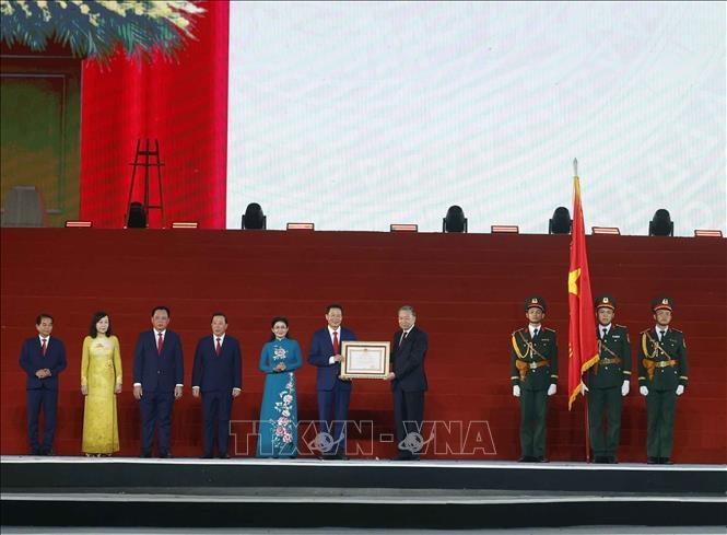 Tổng Bí thư, Chủ tịch nước Tô Lâm trao Huân chương Lao động hạng Nhất tặng thành phố Đồng Nai. Ảnh: TTXVN