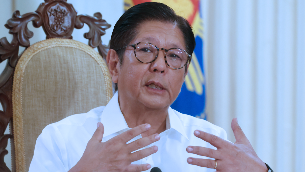 Tổng thống Philippines Ferdinand Marcos Jr. trả lời phỏng vấn truyền thông Nhật Bản, trong đó có tờ báo Nikkei Asia, tại Manila ngày 18/5 - Ảnh: Nikkei Asia