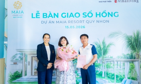 Vợ chồng anh Nguyễn Đình Lê tại buổi lễ bàn giao sổ hồng dự án Maia Resort Quy Nhơn.