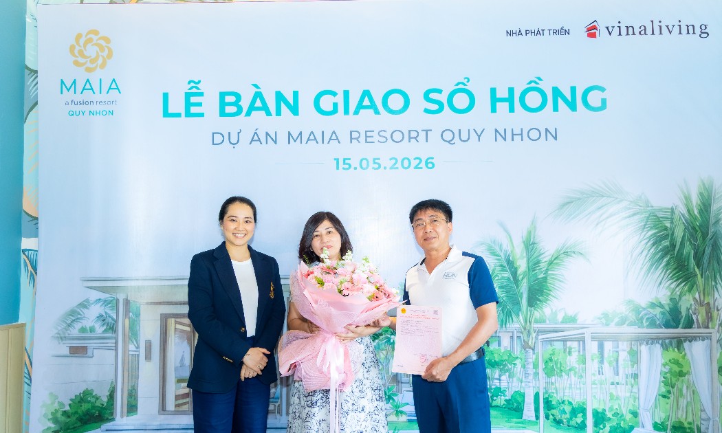 Vợ chồng anh Nguyễn Đình Lê tại buổi lễ bàn giao sổ hồng dự án Maia Resort Quy Nhơn.