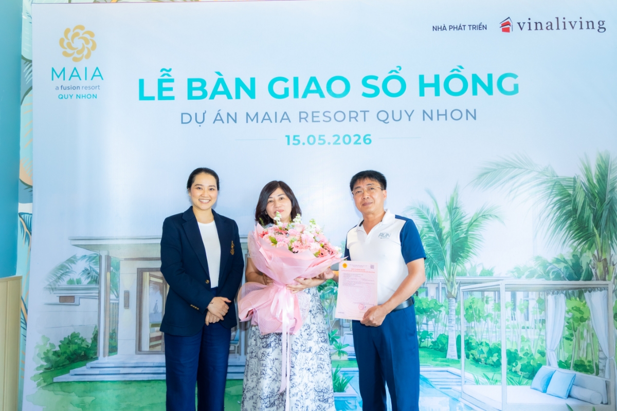 Vợ chồng anh Nguyễn Đình Lê tại buổi lễ bàn giao sổ hồng dự án Maia Resort Quy Nhơn.