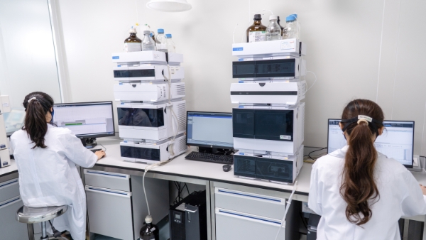 Công đoạn nghiên cứu sản phẩm trong phòng kiểm nghiệm chuẩn GLP. Ảnh:&nbsp;GREENFEED.