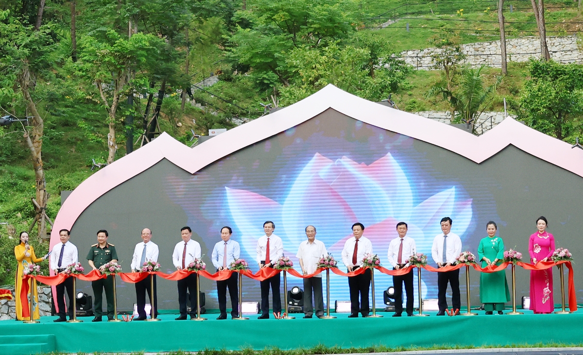 Các đại biểu cắt băng khánh thành công trình Thác 9 tầng.