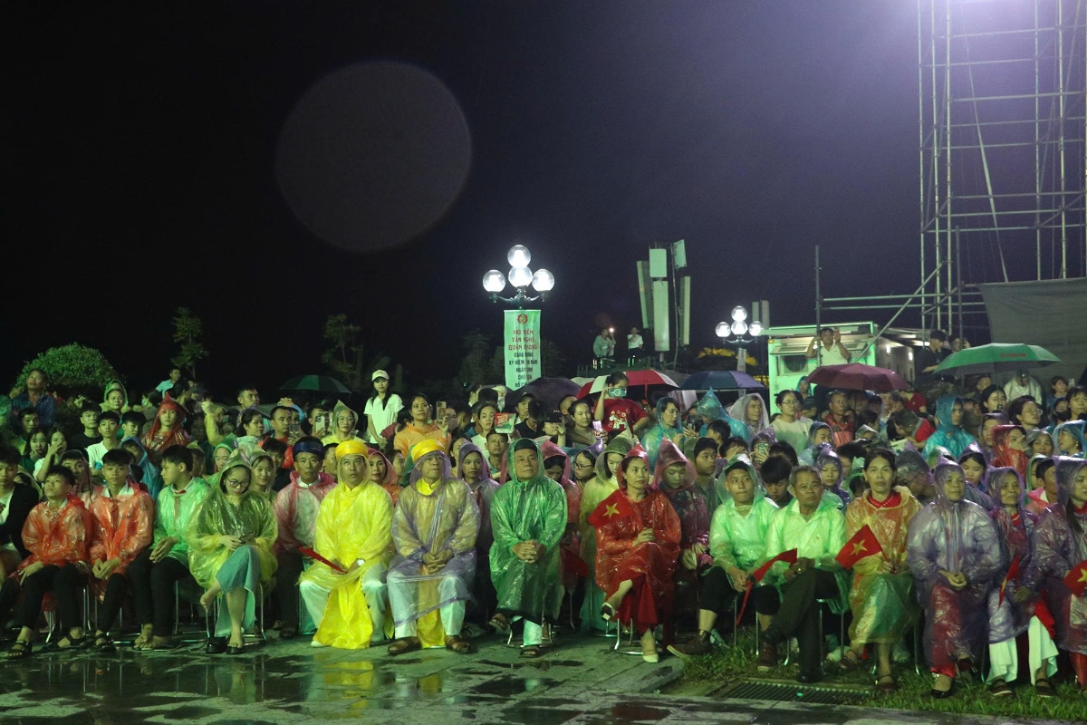 Tuy thời tiết không thuận lợi nhưng đông đảo người dân đến thưởng thức chương trình nghệ thuật đặc sắc.