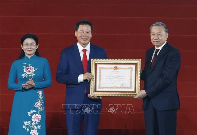 Tổng Bí thư, Chủ tịch nước Tô Lâm trao Huân chương Lao động hạng Nhất tặng thành phố Đồng Nai. Ảnh:TTXVN
