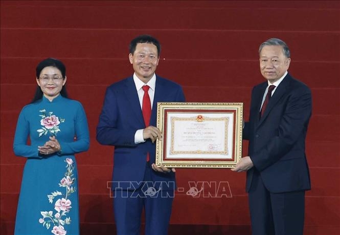 Tổng Bí thư, Chủ tịch nước Tô Lâm trao Huân chương Lao động hạng Nhất tặng thành phố Đồng Nai. Ảnh:TTXVN