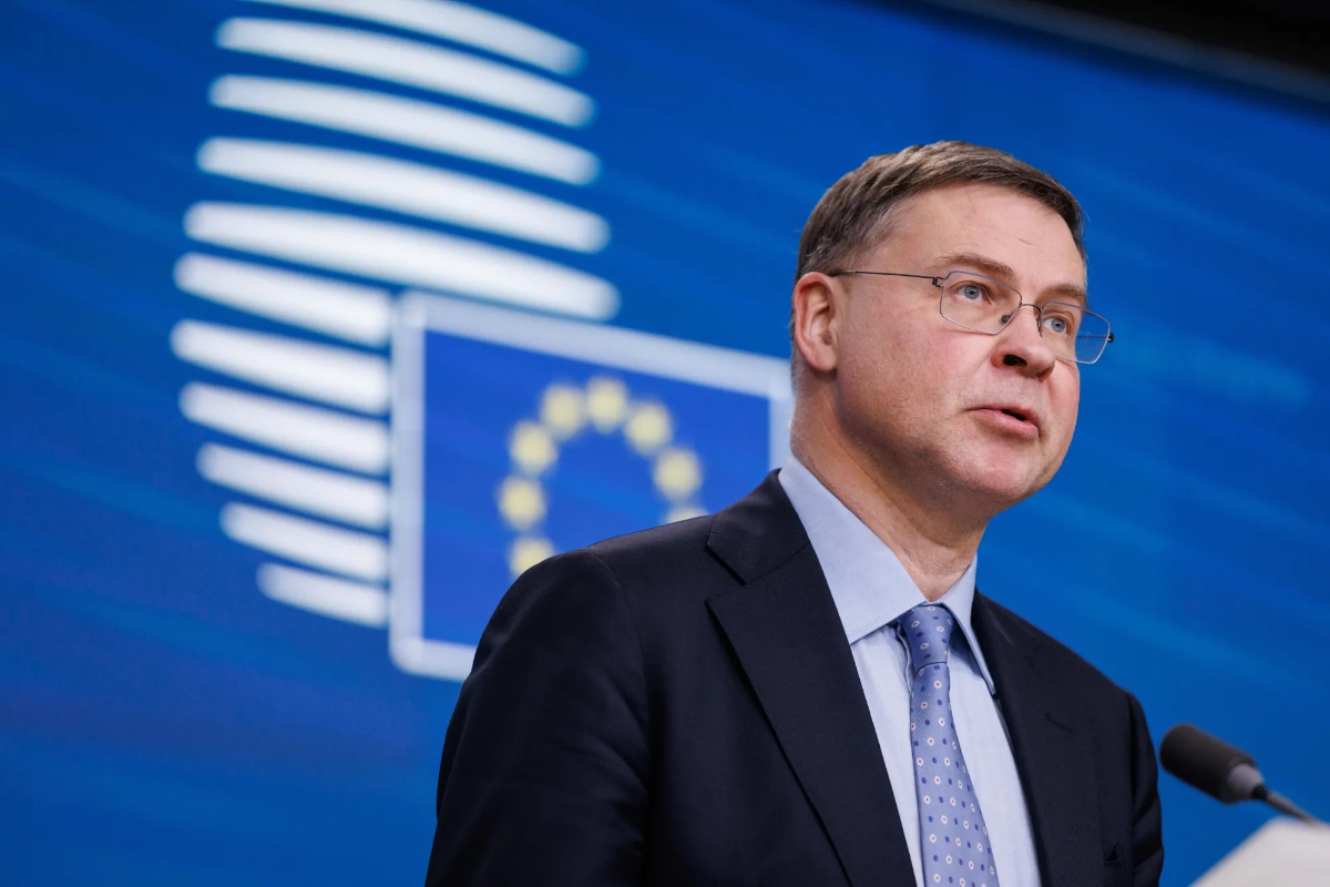 Ông Valdis Dombrovskis, Ủy viên phụ trách vấn đề kinh tế của Liên minh châu Âu (EU) - Ảnh: Bloomberg.