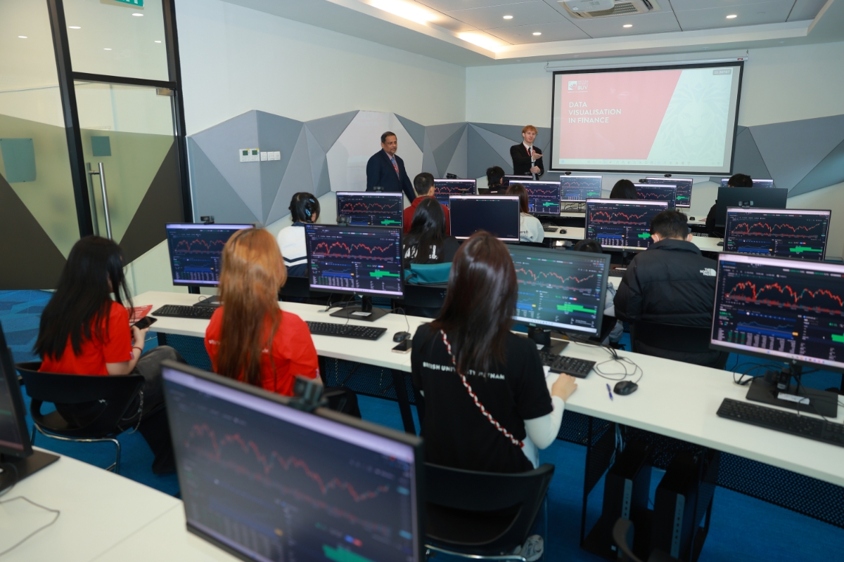 Sinh viên BUV học phân tích dữ liệu tài chính tại phòng Finance Lab. Ảnh: BUV.