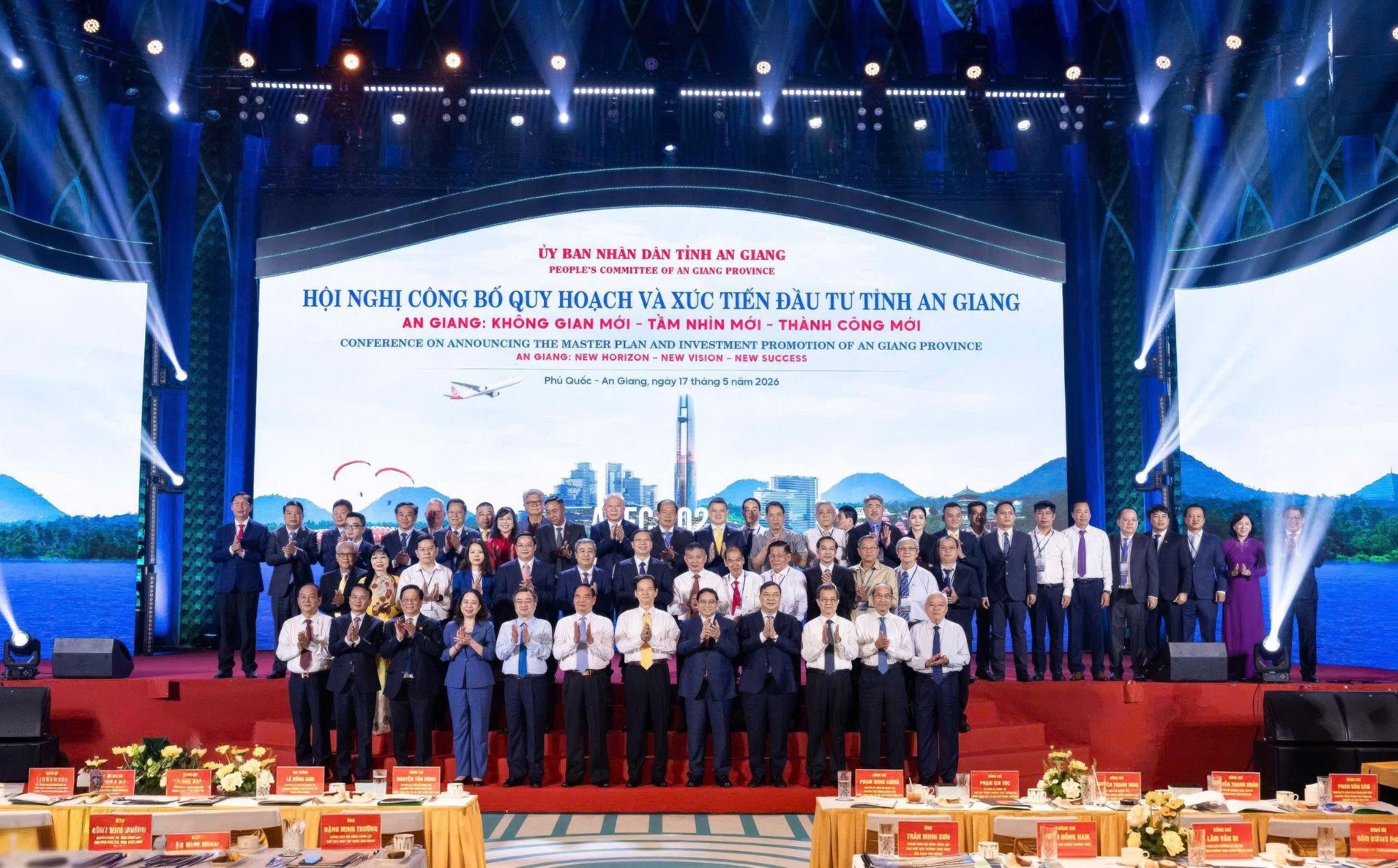 Các lãnh đạo và đại biểu tham dự Hội nghị công bố quy hoạch và xúc tiến đầu tư tỉnh An Giang. Ảnh: Meyland.