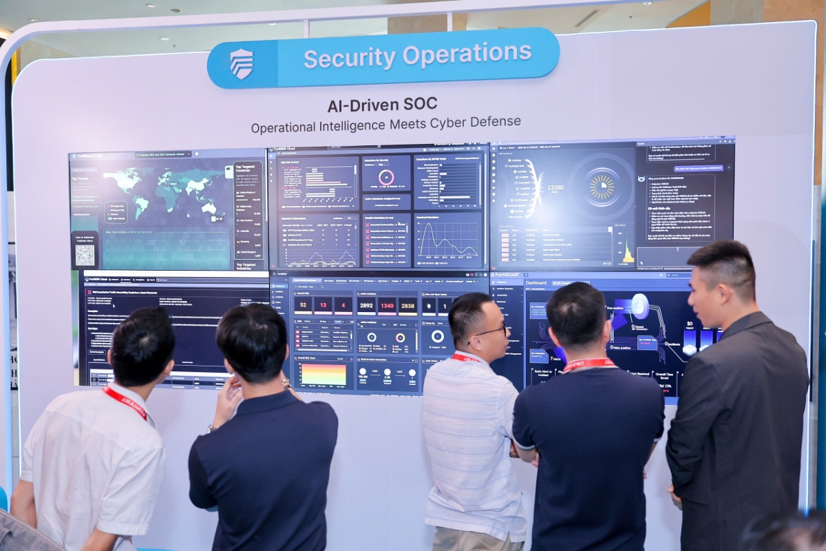 Thay vì tiếp tục mở rộng số lượng công cụ riêng lẻ, nhiều tổ chức đang chuyển sang mô hình nền tảng bảo mật hợp nhất