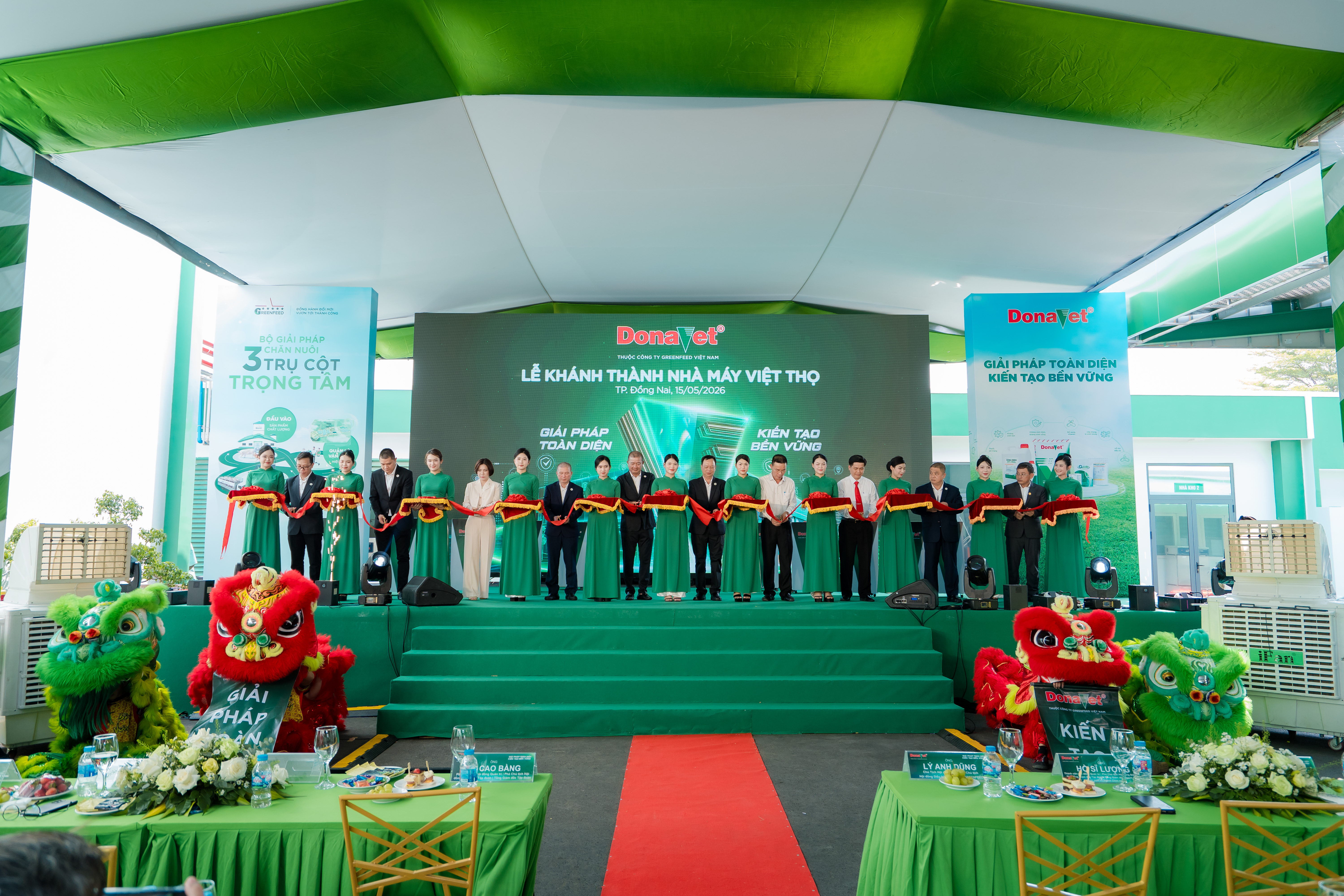 Đại diện GREENFEED thực hiện nghi thức cắt băng khánh thành nhà máy. Ảnh: GREENFEED.