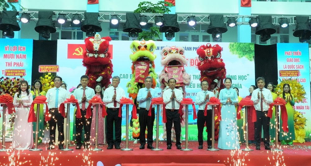 Các đại biểu tham gia Lễ phát động cao điểm "100 ngày đêm hoàn thành 1.000 phòng học" và khánh thành Trường Tiểu học Trần Đại Nghĩa - Ảnh: Cổng thông tin điện tử TP. Hồ Chí Minh