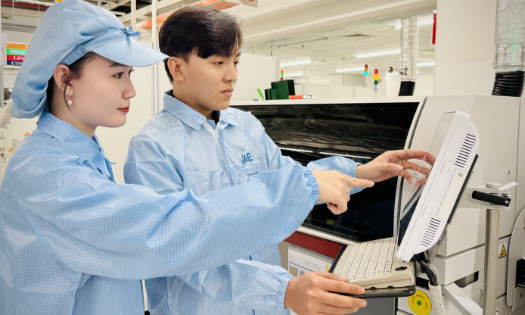 Nhân viên Jabil đang vận hành máy móc, thiết bị tại các trạm lắp ráp và thử nghiệm.