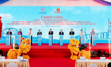 Các đại biểu thực hiện nghi thức khởi công dự án.
