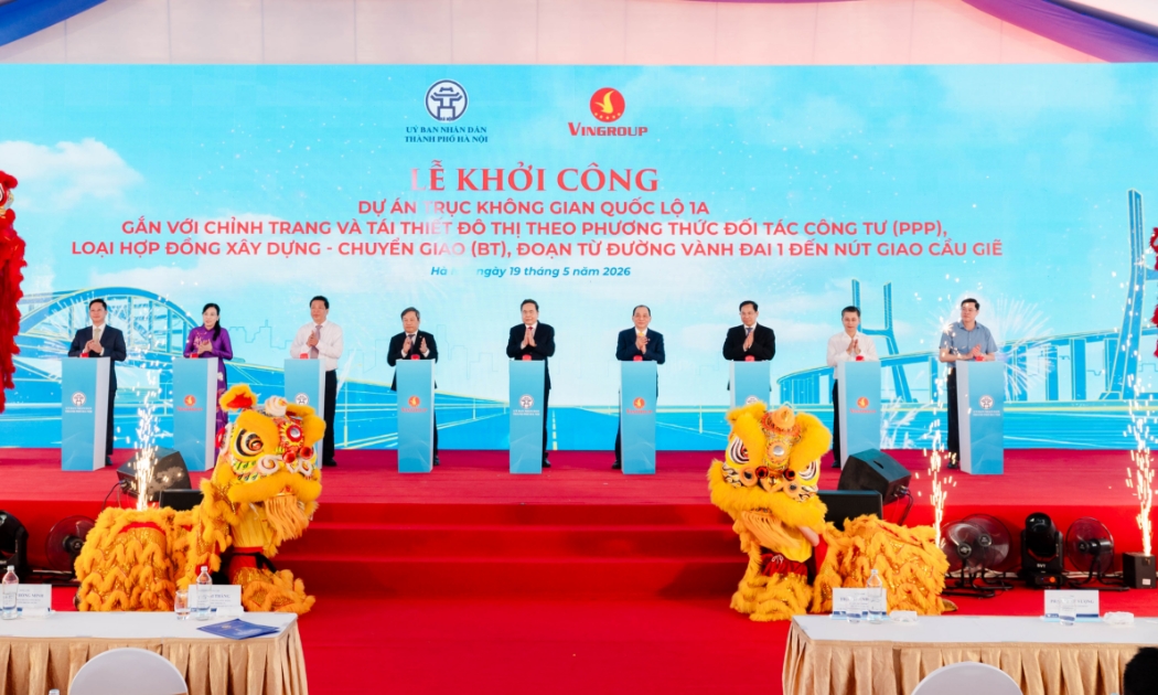 Các đại biểu thực hiện nghi thức khởi công dự án.