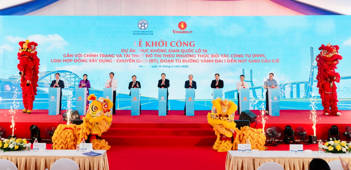 Các đại biểu thực hiện nghi thức khởi công dự án. 
