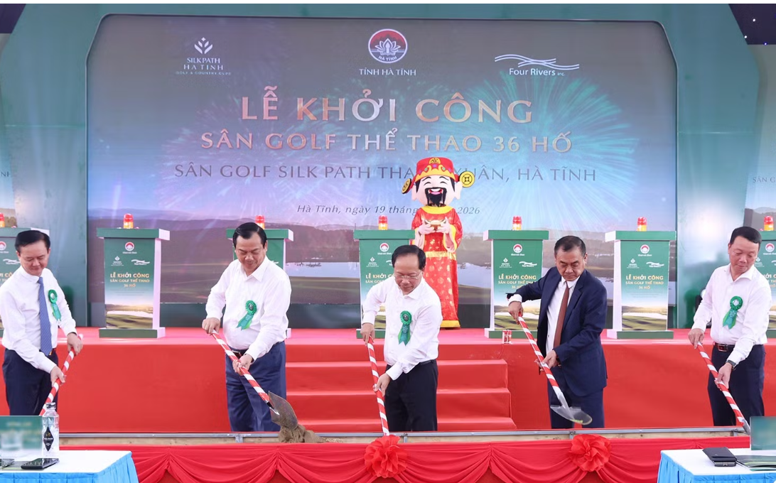 Các đại biểu thực hiện nghi thức khởi công dự án. Ảnh: Phan Trâm
