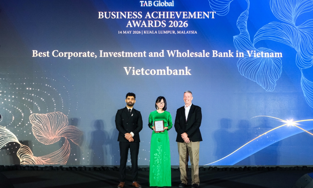 Bà Trần Phương Hiền - Phó Trưởng Phòng Giải pháp Kênh số Bán buôn đại diện Vietcombank nhận giải Ngân hàng doanh nghiệp, đầu tư và bán buôn tốt nhất Việt Nam 2026.