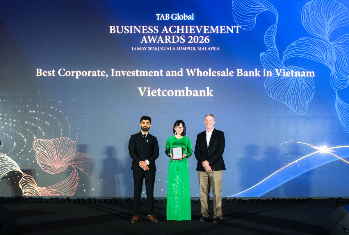 Bà Trần Phương Hiền - Phó Trưởng Phòng Giải pháp Kênh số Bán buôn đại diện Vietcombank nhận giải Ngân hàng doanh nghiệp, đầu tư và bán buôn tốt nhất Việt Nam 2026.