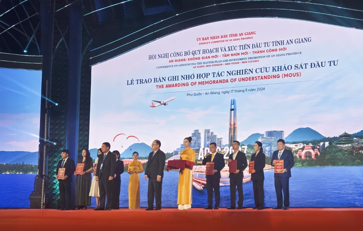 Ông Đặng Quang Minh - Chủ tịch HĐQT MEYGROUP (ngoài cùng bên phải) nhận bản ghi nhớ nghiên cứu, khảo sát đầu tư dự án mới tại An Giang. Ảnh:&nbsp;Meyland.