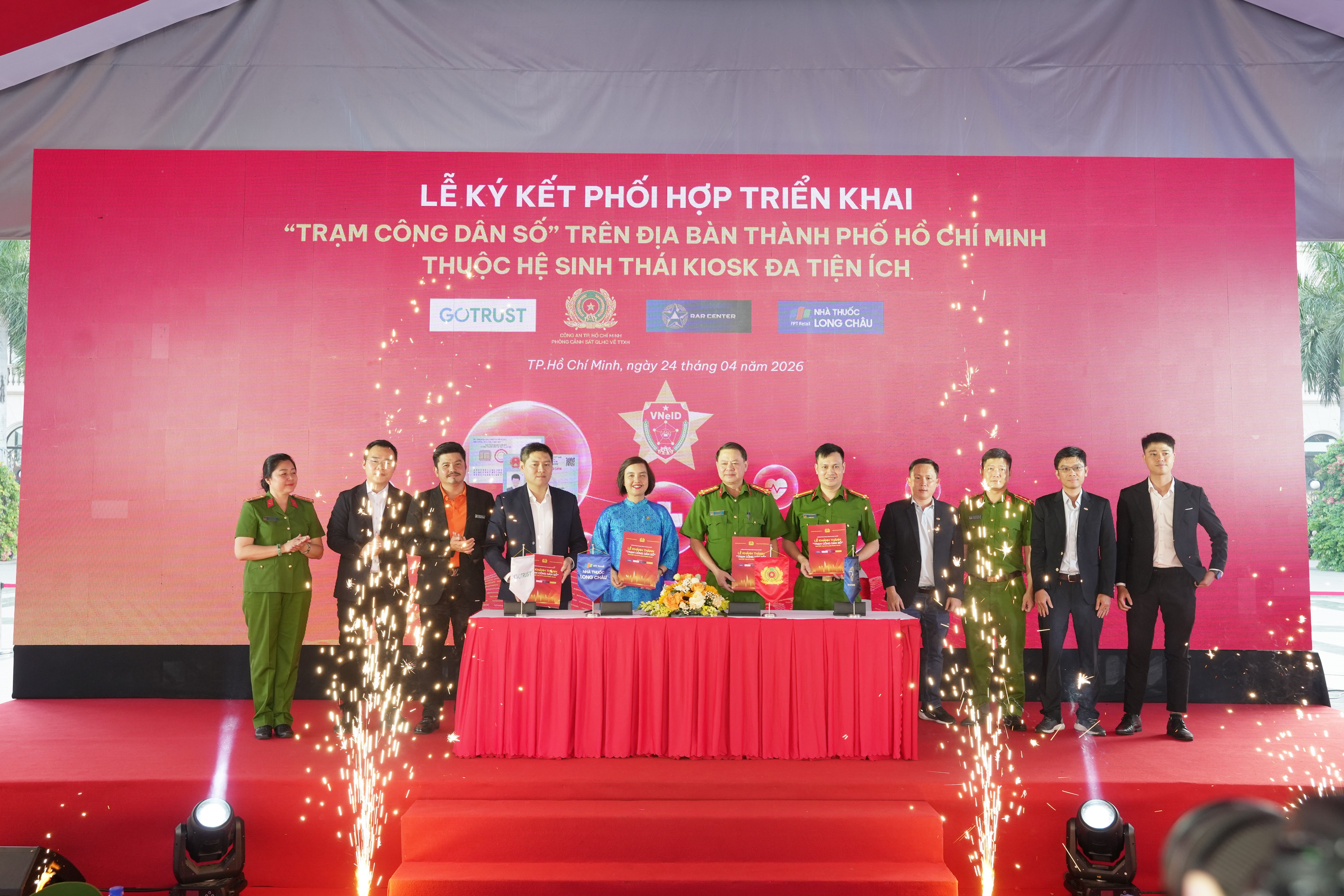 Long Châu tiên phong đồng hành Công an Thành phố Hồ Chí Minh phát triển hệ sinh thái đa tiện ích số phục vụ người dân ngay tại nơi sinh sống.