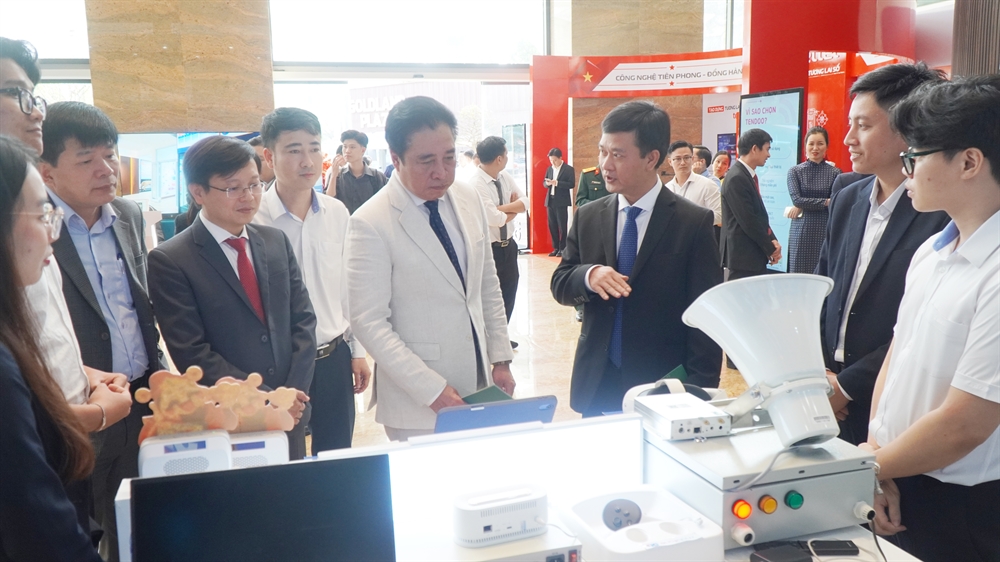 
Lãnh đạo thành phố Huế tham quan các sản phẩm khoa học công nghệ, đổi mới sáng tạo