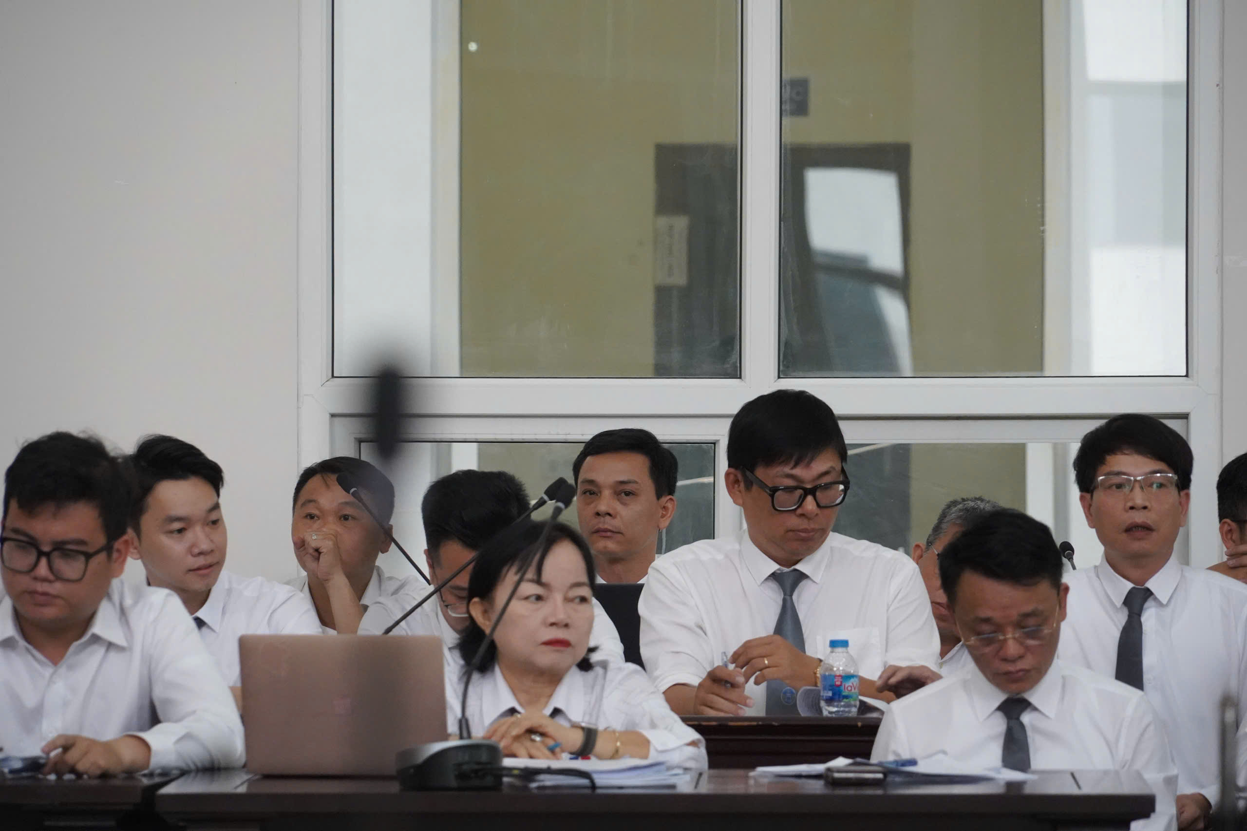 Các luật sư tham gia bào chữa cho các bị cáo tại phiên tòa phúc thẩm.