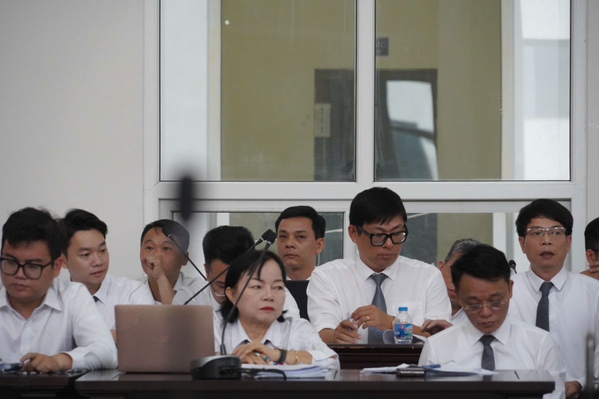 Các luật sư tham gia bào chữa cho các bị cáo tại phiên tòa phúc thẩm.