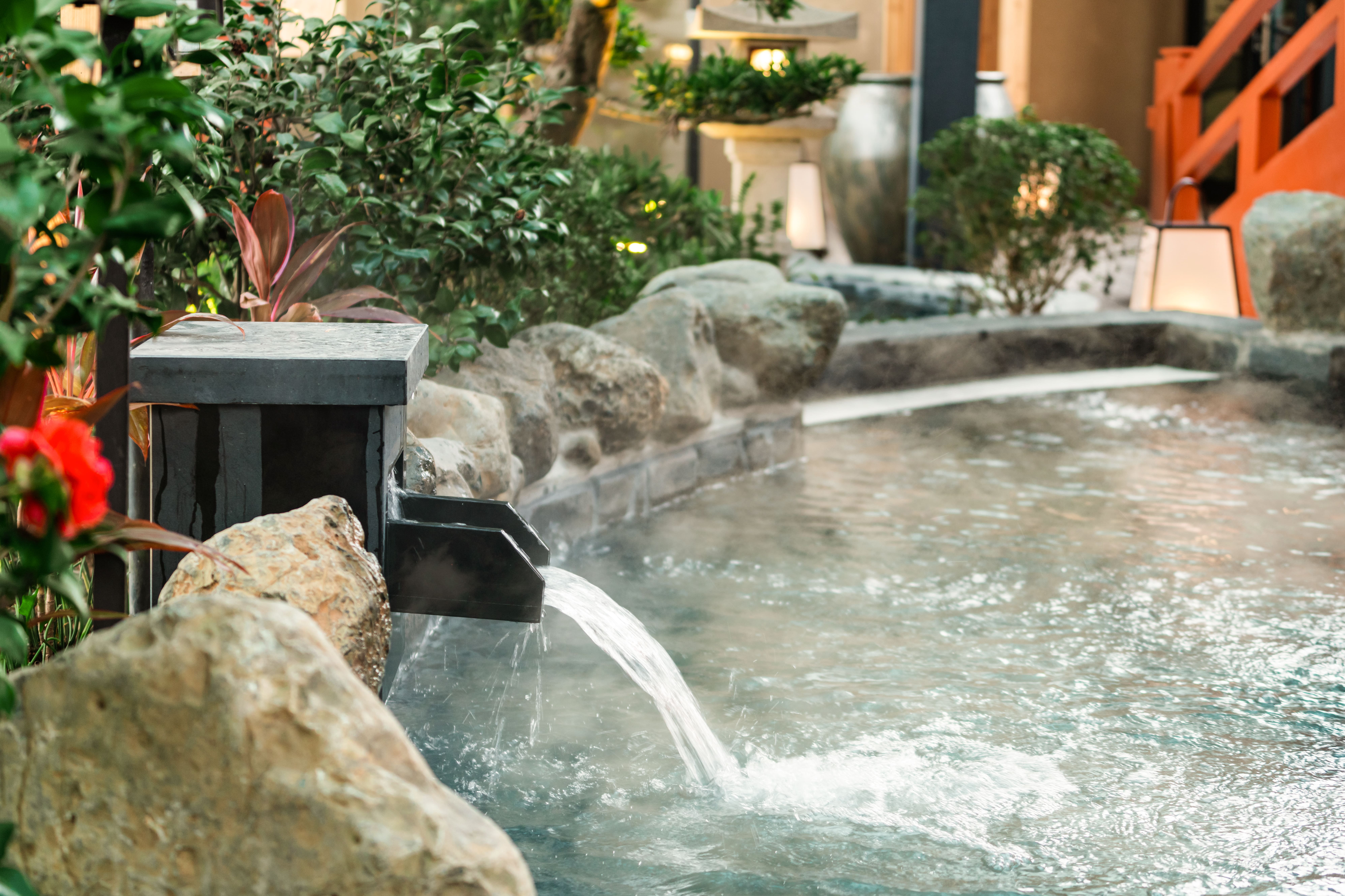 Một bể khoáng ngoài trời tại Swan Lake Onsen Residences (Ecopark Hưng Yên). Ảnh: Ecopark.