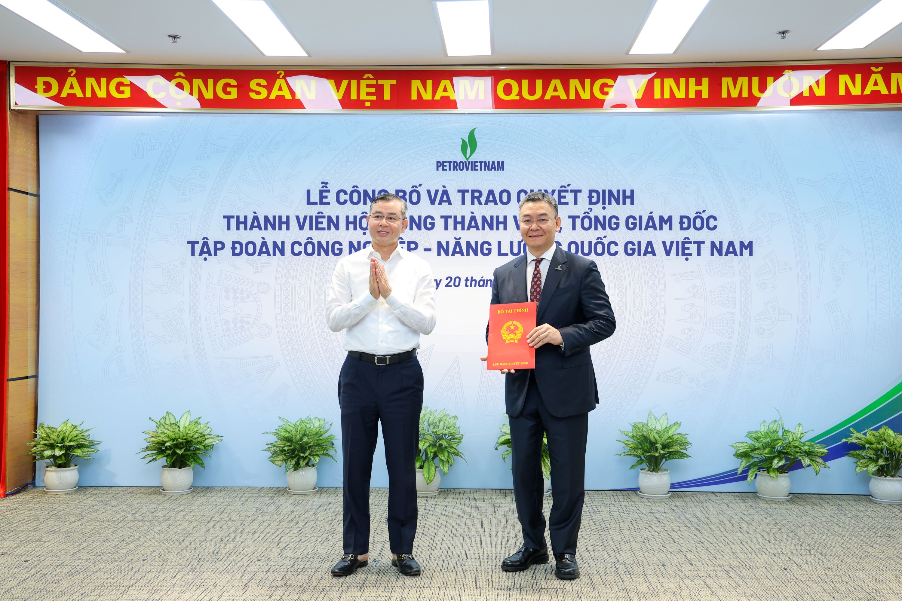 Bộ trưởng Bộ Tài chính Ngô Văn Tuấn (trái) trao Quyết định bổ nhiệm cho tân Tổng Giám đốc Petrovietnam Lê Mạnh Cường (phải).