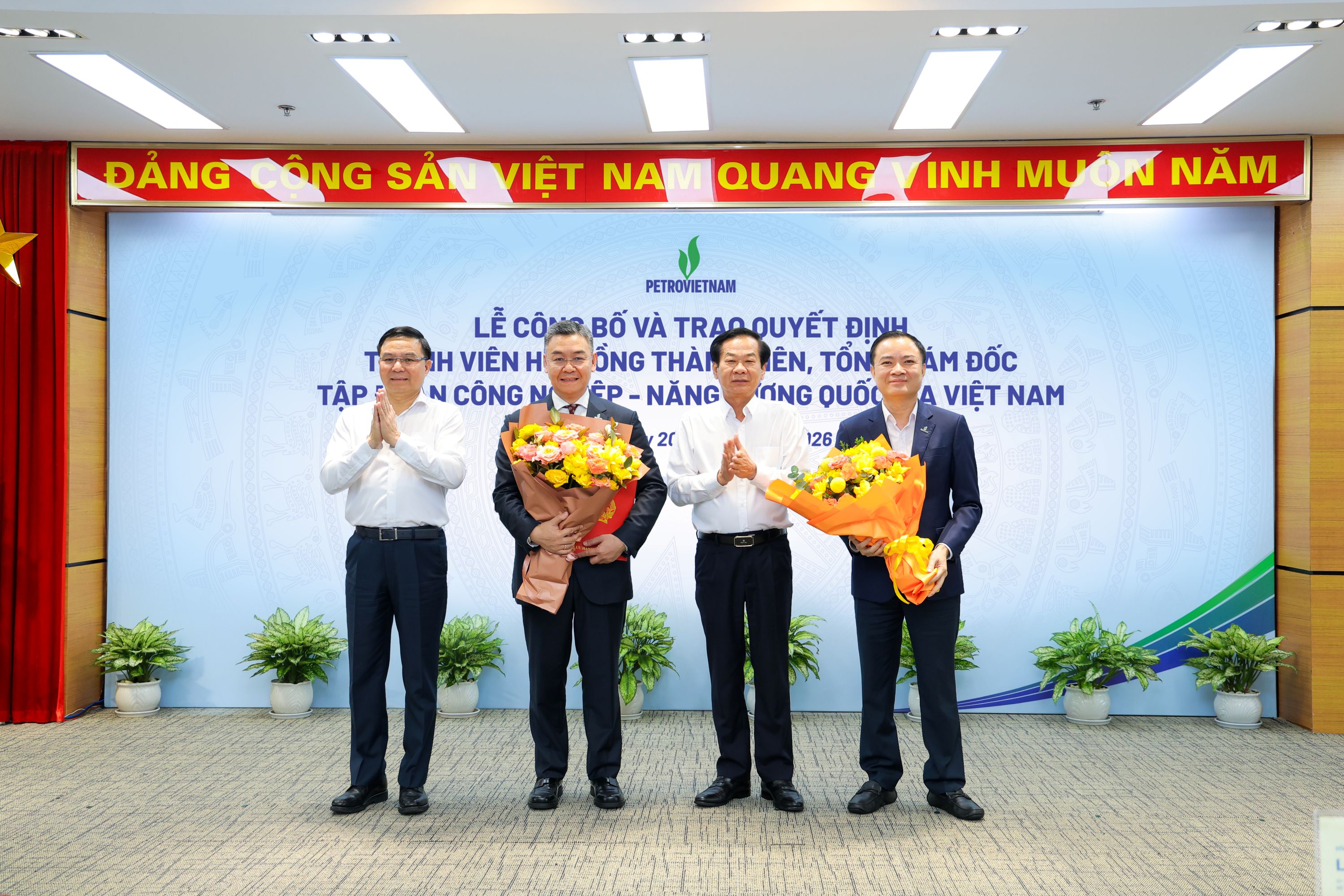 Bộ trưởng Bộ Nội vụ Đỗ Thanh Bình và Bộ trưởng Bộ Công Thương Lê Mạnh Hùng chúc mừng Petrovietnam đã kiện toàn nhân sự lãnh đạo cấp cao.