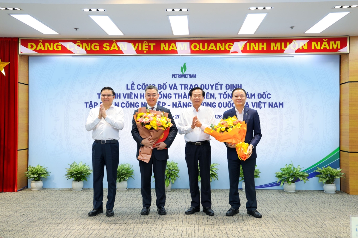 Bộ trưởng Bộ Nội vụ Đỗ Thanh Bình và Bộ trưởng Bộ Công Thương Lê Mạnh Hùng chúc mừng Petrovietnam đã kiện toàn nhân sự lãnh đạo cấp cao.