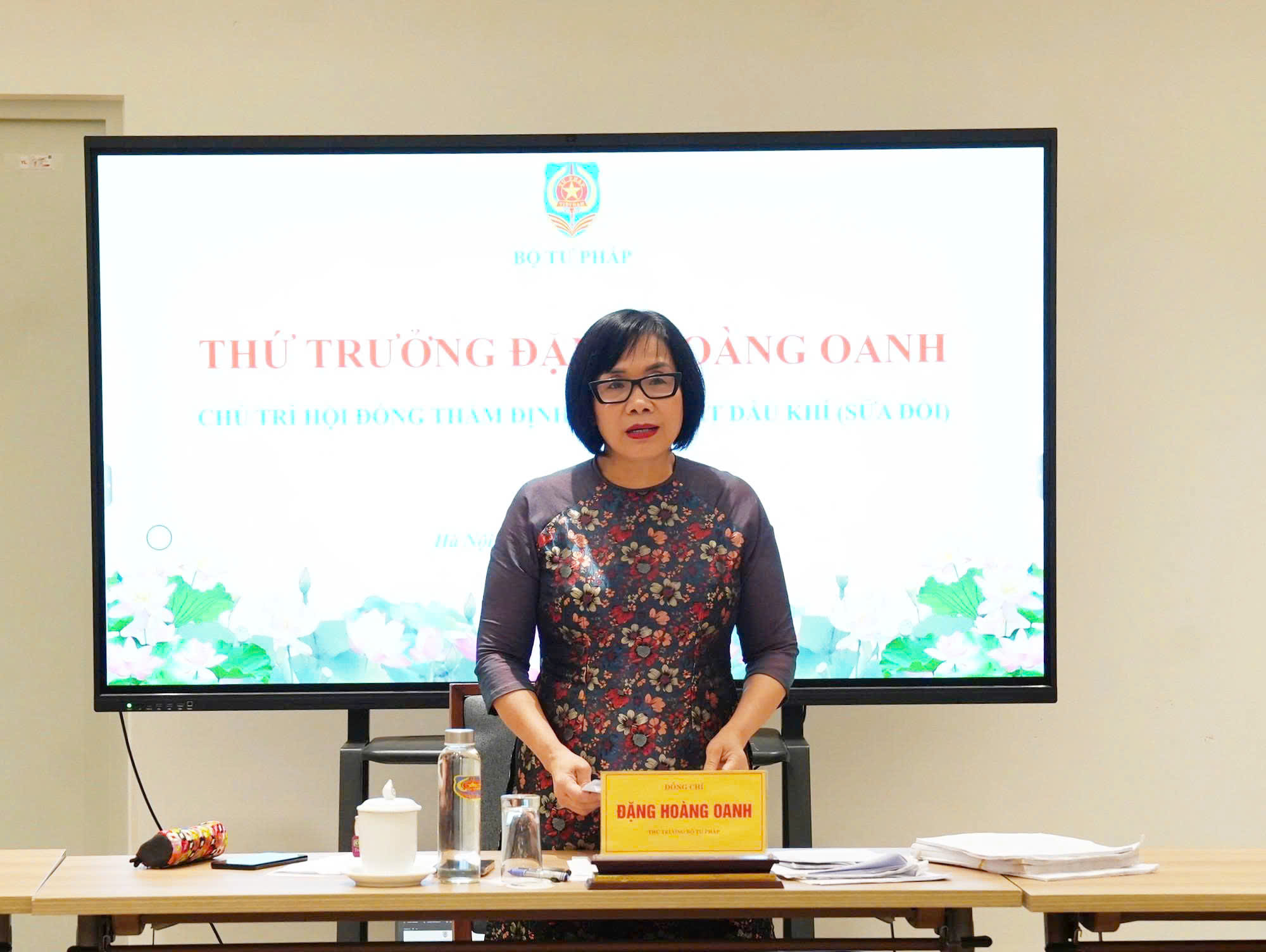 Thứ trưởng Bộ Tư pháp Đặng Hoàng Oanh phát biểu tại cuộc họp thẩm định. Ảnh: CTV.