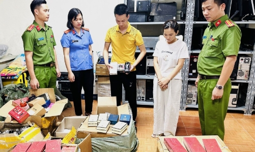 Triệt phá đường dây buôn lậu 100.000 chai nước hoa giả