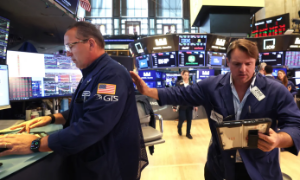 S&P 500 giảm ba phiên liên tiếp vì mối lo lãi suất tăng, giá dầu trượt nhẹ