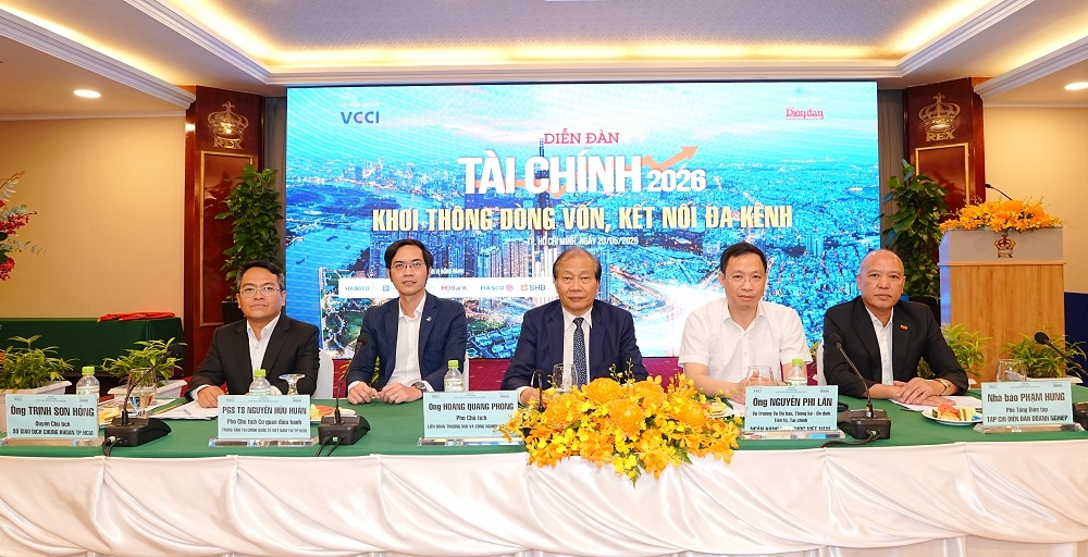 Các đại biểu (từ trái qua): ông Trịnh Sơn Hồng, Quyền Chủ tịch Sở Giao dịch Chứng khoán TP. Hồ Chí Minh; PGS. TS Nguyễn Hữu Huân, Phó Chủ tịch Cơ quan điều hành Trung tâm Tài chính Quốc tế Việt Nam tại TP. Hồ Chí Minh; ông Hoàng Quang Phòng, Phó Chủ tịch VCCI; ông Nguyễn Phi Lân, Vụ trưởng Vụ Dự báo Thống kê, Ổn định Tiền tệ Tài chính, Ngân hàng Nhà nước và Nhà báo Phạm Hùng, Phó TBT Tạp chí Diễn đàn Doanh nghiệp