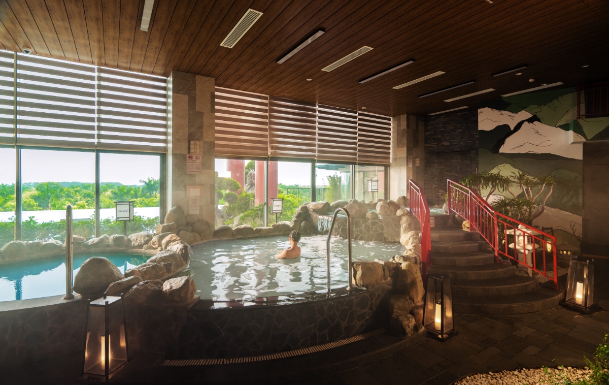 Cư dân chăm sóc sức khỏe bằng khoáng nóng tại Ecopark (Hưng Yên). Ảnh:&nbsp;Ecopark.