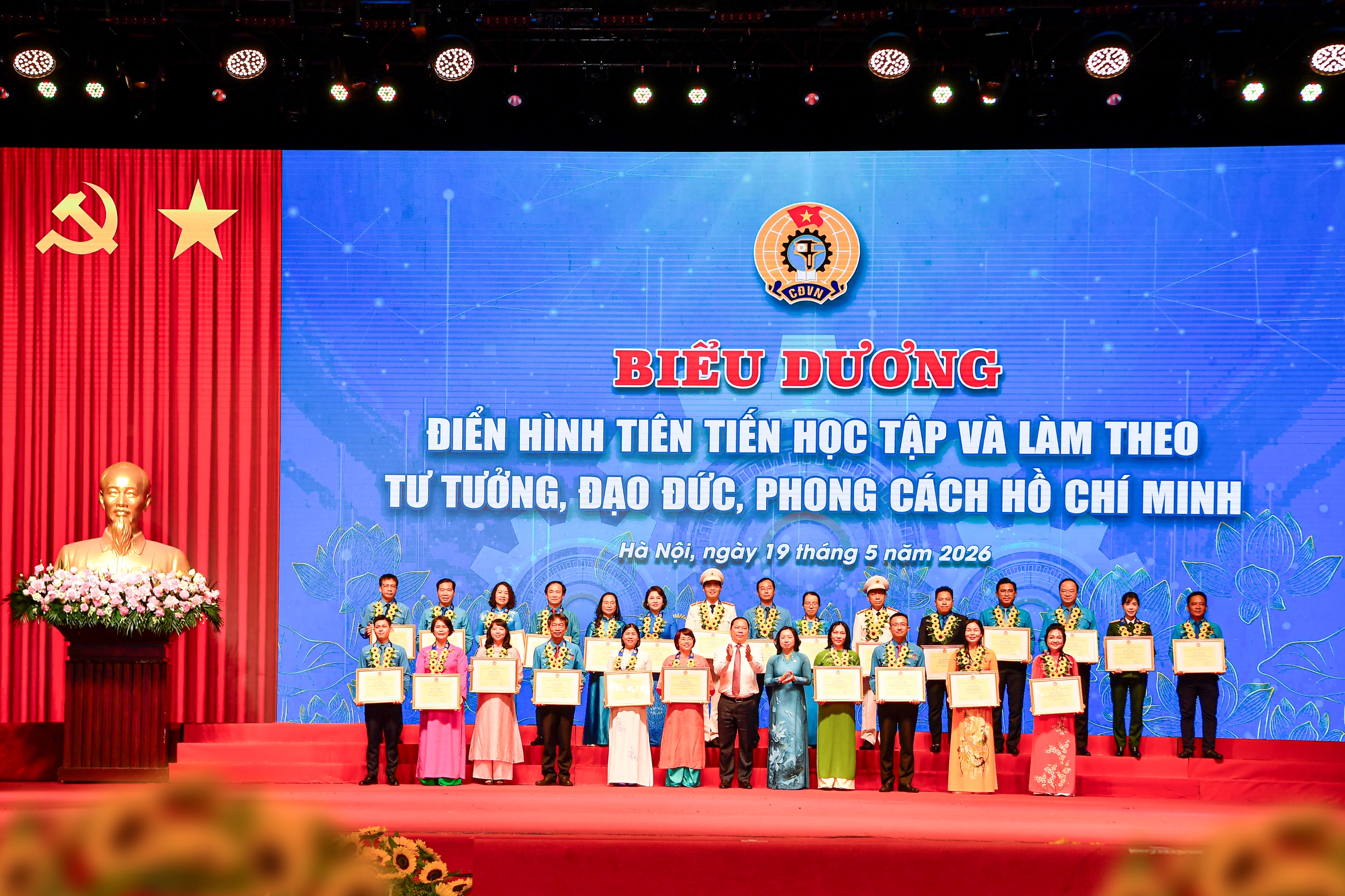 Đồng chí Lê Quang Vinh (hàng 2, thứ 3 từ phải sang) là cá nhân duy nhất của ngành Ngân hàng được Tổng LĐLĐ Việt Nam khen thưởng vì có thành tích xuất sắc trong phong trào “Học tập và làm theo tư tưởng, đạo đức, phong cách Hồ Chí Minh.