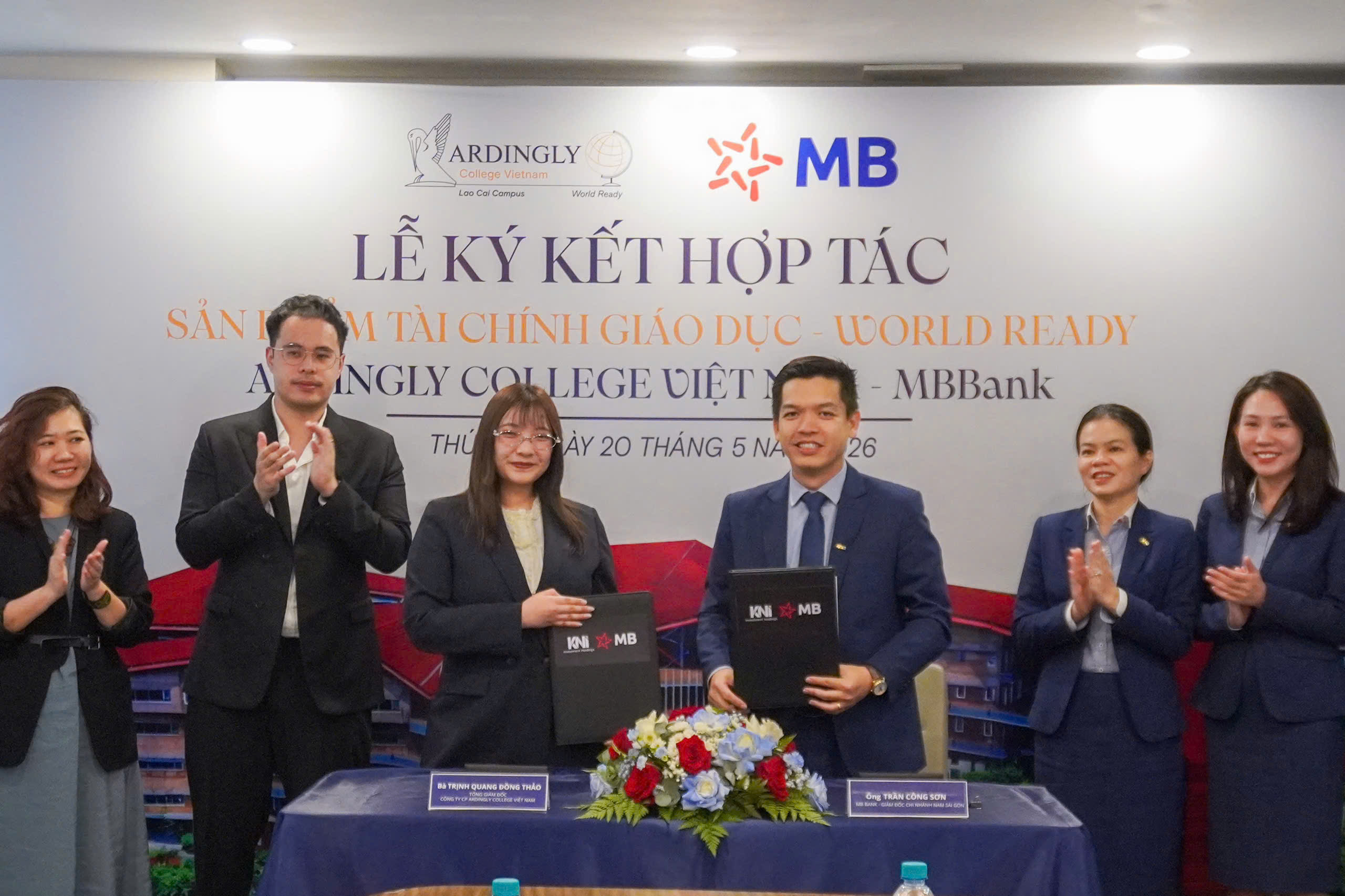 Bà Trịnh Quang Đồng Thảo, Tổng Giám Đốc Công ty Ardingly College  Vietnam ký kết hợp đồng hợp tác với ông Trần Công Sơn, Giám đốc Chi nhánh Nam Sài Gòn Ngân hàng MB Bank