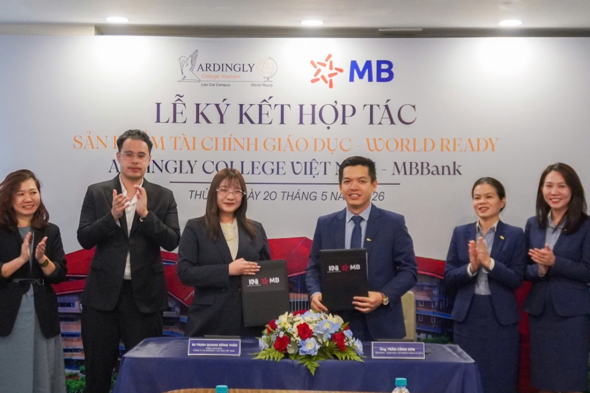 Bà Trịnh Quang Đồng Thảo, Tổng Giám Đốc Công ty Ardingly College  Vietnam ký kết hợp đồng hợp tác với ông Trần Công Sơn, Giám đốc Chi nhánh Nam Sài Gòn Ngân hàng MB Bank