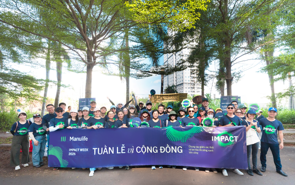 Đội ngũ nhân viên Manulife Việt Nam gom hơn 700kg rác trong tuần lễ Impact Week.&nbsp;Ảnh Hằng Vy.