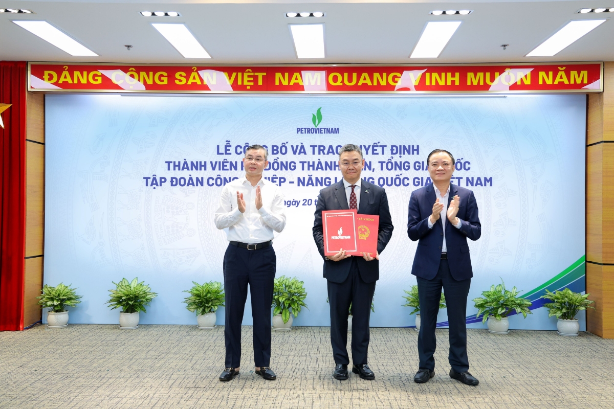 Bộ trưởng Bộ Tài chính Ngô Văn Tuấn (trái), tân Tổng Giám đốc Petrovietnam Lê Mạnh Cường (giữa) và Chủ tịch Petrovietnam Lê Ngọc Sơn tại sự kiện.