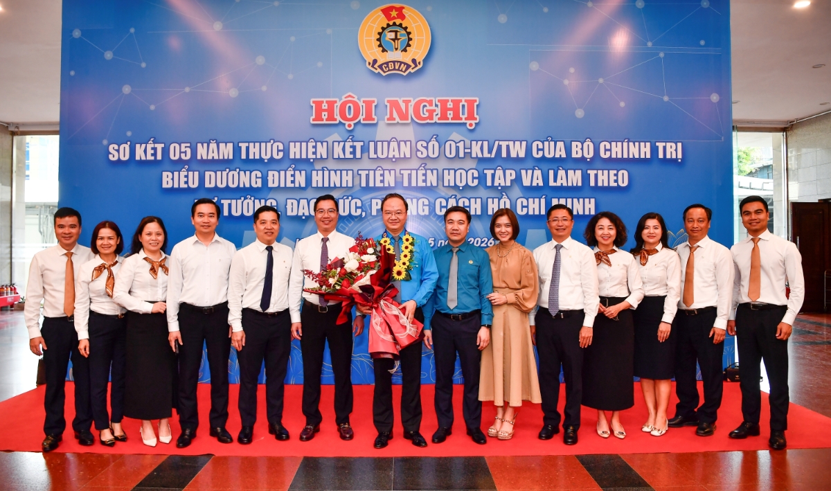 Đại diện Ban Chấp hành Công đoàn Vietcombank, Công đoàn Trụ sở chính chụp ảnh lưu niệm chúc mừng đồng chí Lê Quang Vinh.