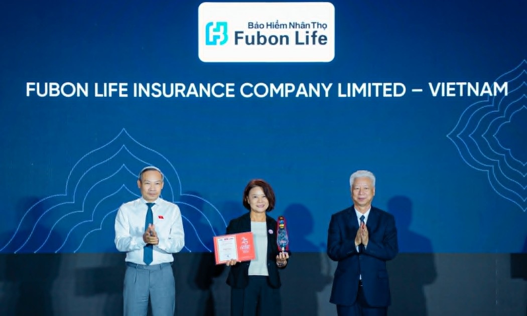 Bà Lo, Mei –Fang - Tổng giám đốc Fubon Life Việt Nam nhận danh hiệu Rồng Vàng.