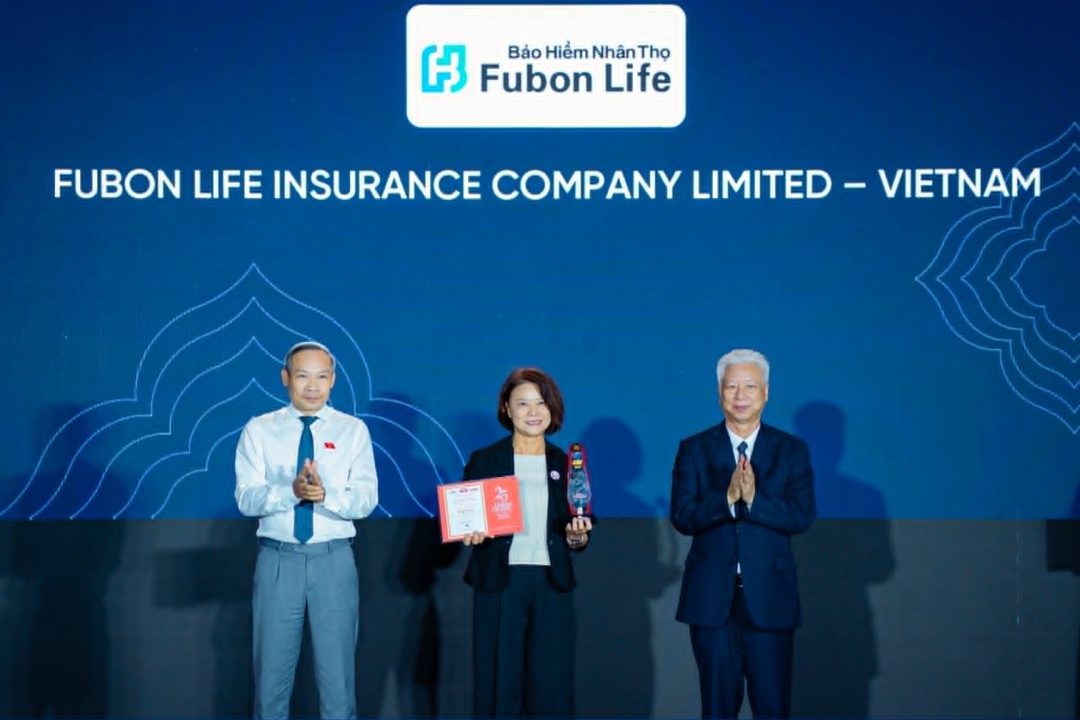 Bà Lo, Mei –Fang - Tổng giám đốc Fubon Life Việt Nam nhận danh hiệu Rồng Vàng. 