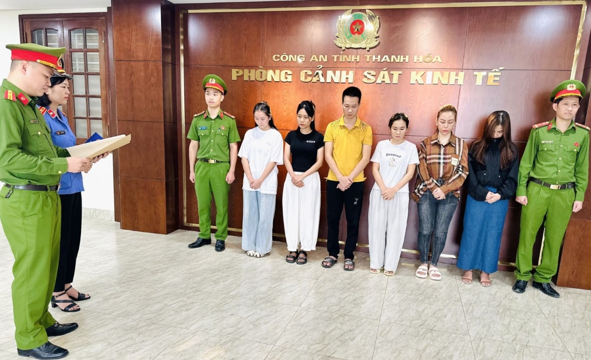 Cơ quan CSĐT&nbsp;Công an tỉnh Thanh Hóa thi hành Quyết định khởi tố vụ án,&nbsp;khởi tố bị can. Ảnh: Công an tỉnh Thanh Hoá