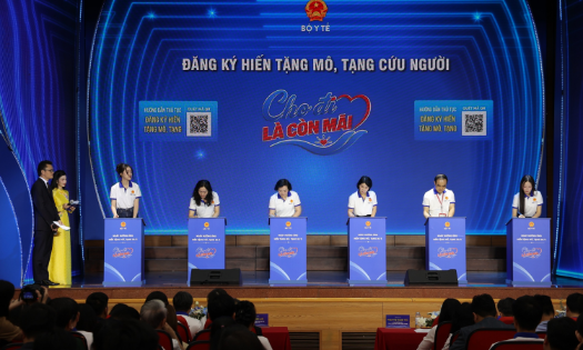 Phó Thủ tướng Chính phủ Phạm Thị Thanh Trà và các đại biểu đăng ký hiến tặng mô, tạng. Ảnh: Bộ Y tế.