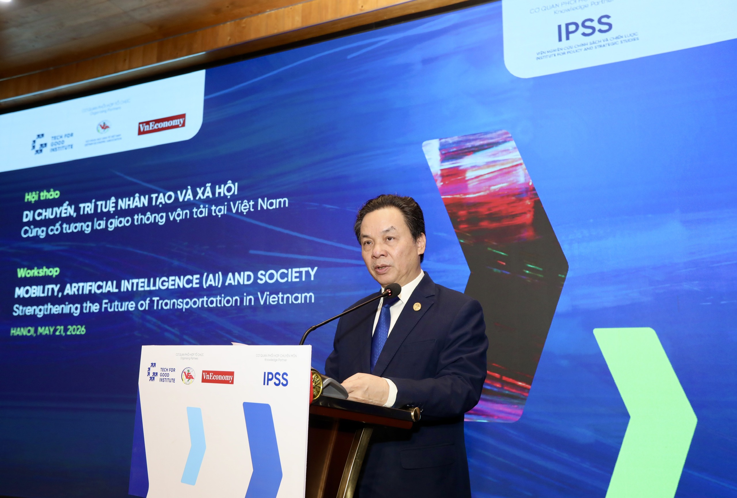 GS.TS Hoàng Văn Cường, Phó Chủ tịch Hội Khoa học Kinh tế Việt Nam, nhận định giao thông vận tải không chỉ là hạ tầng kỹ thuật phục vụ di chuyển, mà vấn đề quan trọng hơn là phương thức vận hành để lưu thông huyết mạch và hạn chế để cùng một lượng vốn đầu tư nhưng hiệu quả mang lại cho di chuyển của con người.