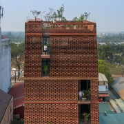 Những ngôi nhà gạch thô ngói mộc giữa Thủ đô